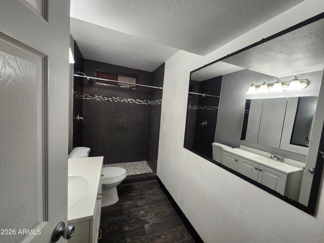 Building Photo - 5025 W Vernon Ave