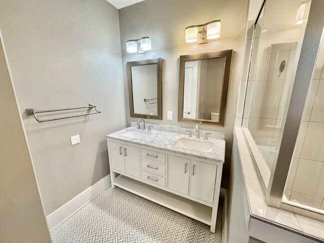 Building Photo - 1046 Tanglewood St