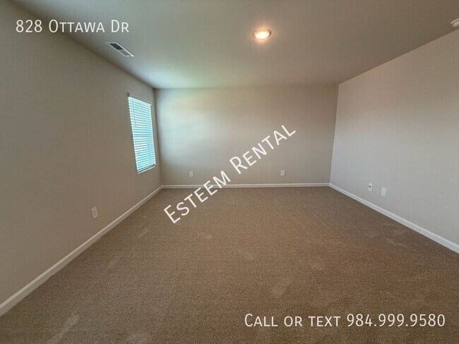 Building Photo - 828 Ottawa Dr