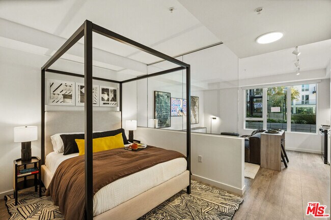 Building Photo - 2455 Overland Ave