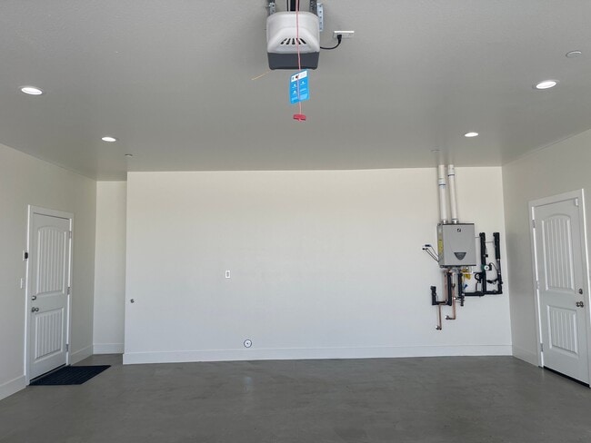 Building Photo - 17515 Live Oak St