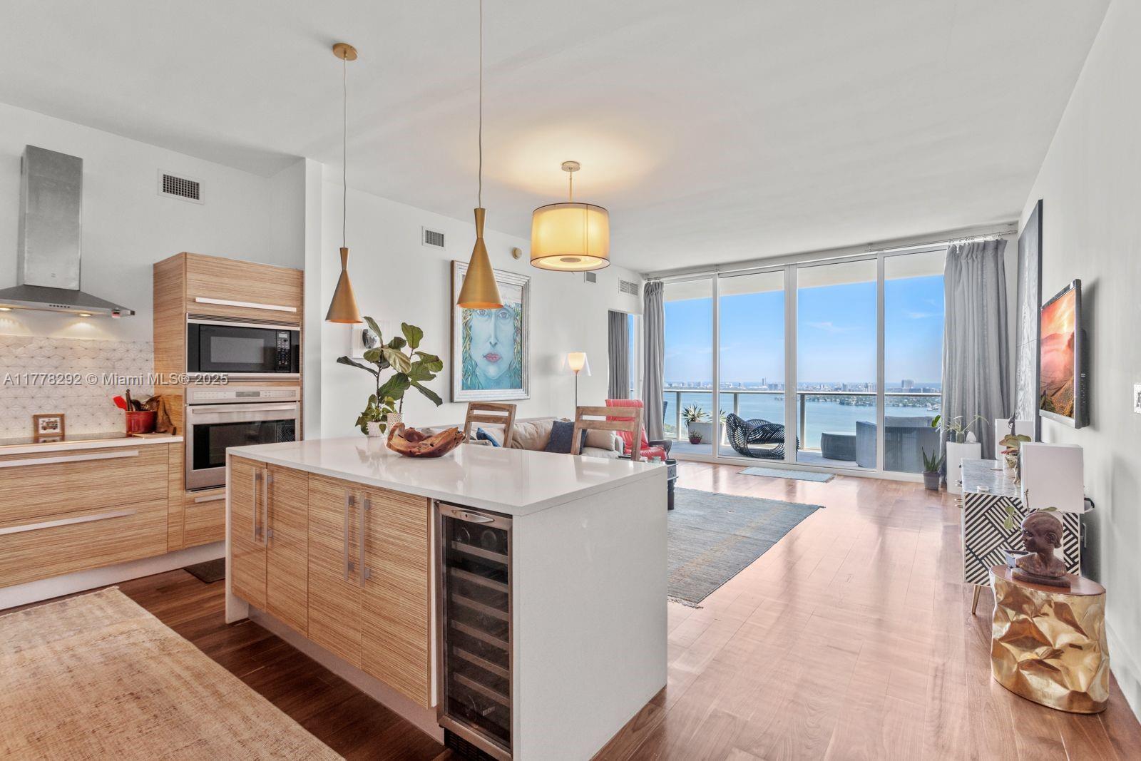 Building Photo - 2020 N Bayshore Dr
