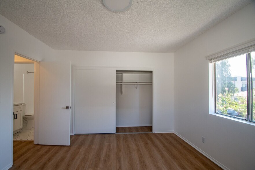 Building Photo - 10925 Peach Grove St