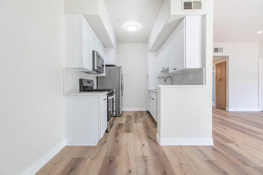 Building Photo - 300 E Providencia Ave