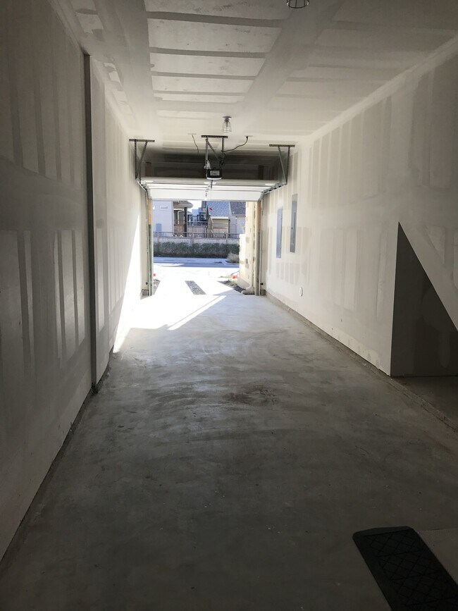 Building Photo - BEAUTIFUL TOWNHOUSE IN CRESTVIEW