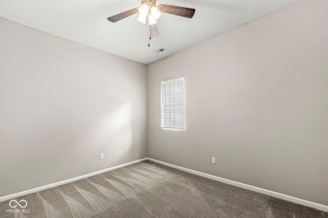 Building Photo - 2345 N Kenwood Ave