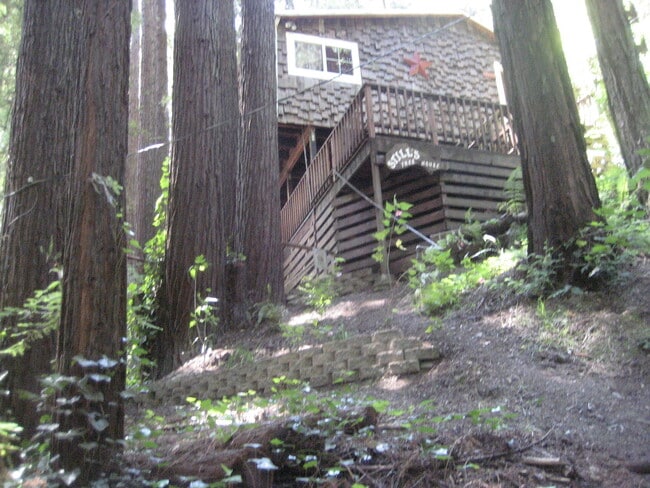 Building Photo - One bedroom Private Hilltop home washer, d...