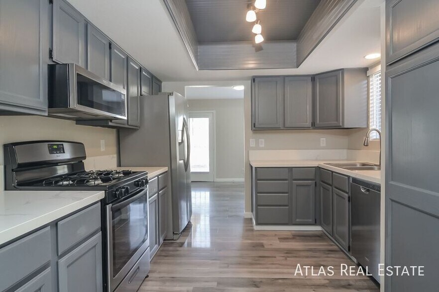 Building Photo - 549 Tabony Ave