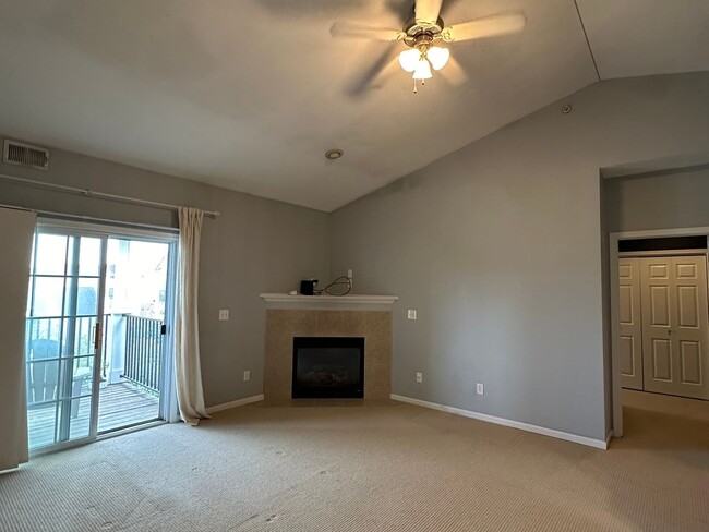 Building Photo - 3 Bedroom Apartment Style Condo in West De...