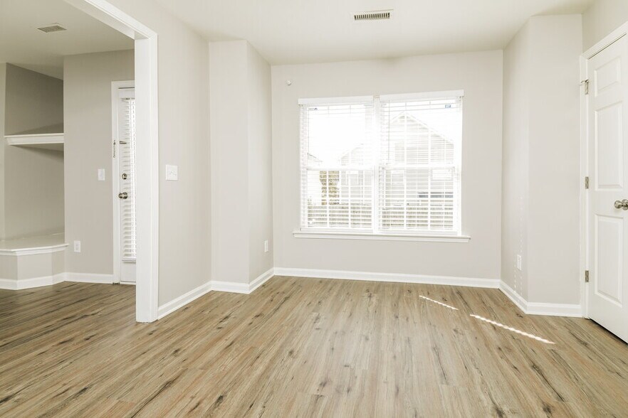 Building Photo - 1550 Pebble Ridge Dr