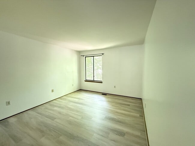 Building Photo - 134 English Ct