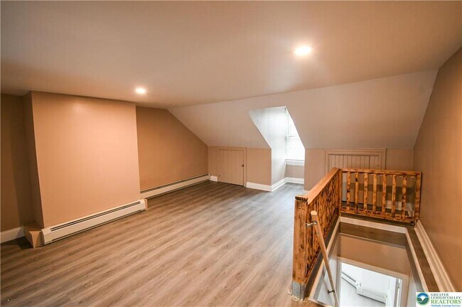 Building Photo - 459 Linden St