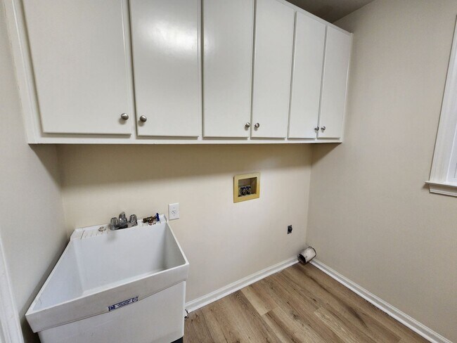 Building Photo - Executive Rental in Lake Redwine Community, 4 Bedrooms and 2.5 Baths 2 Car Garage - Newnan, GA