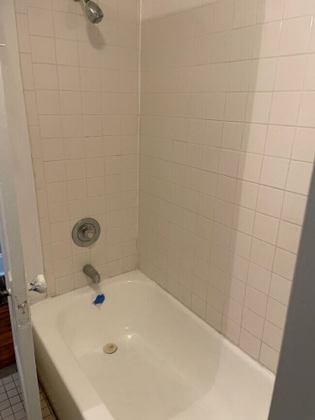 Building Photo - 2 Bed 1 Bath House-PRE LEASING Available N...