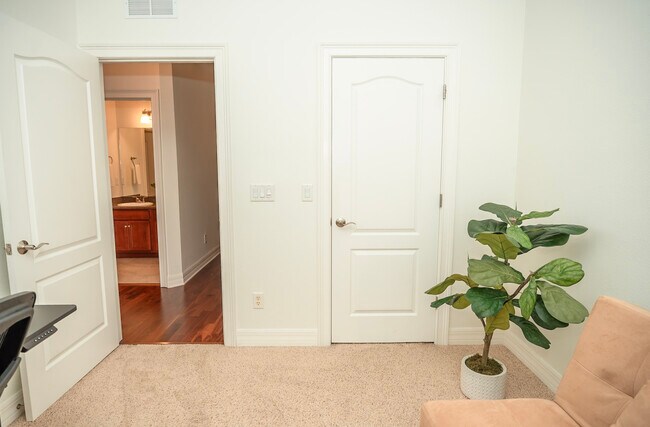 Building Photo - 603 S Gomez Ave