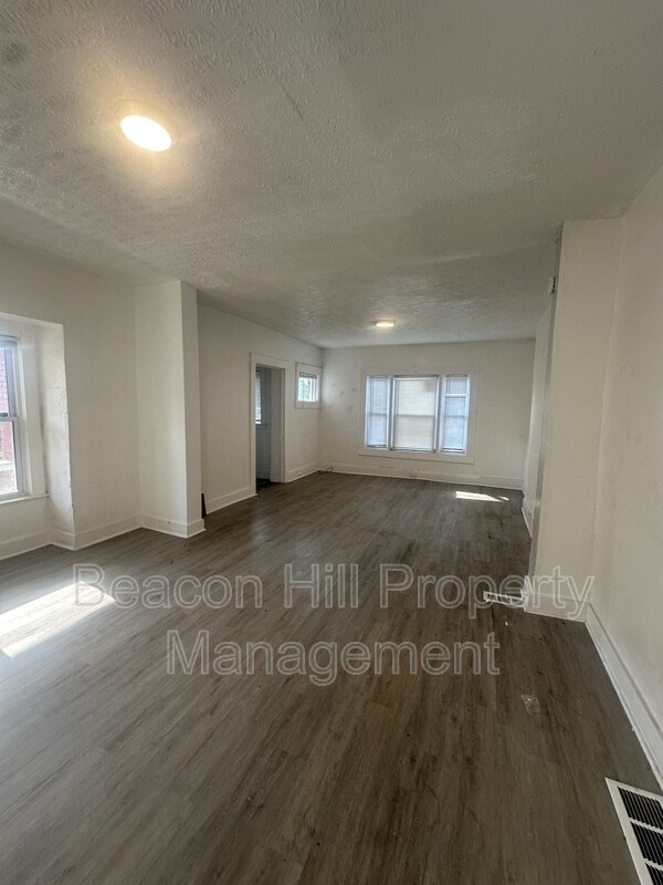 Building Photo - 1125 E 99th St