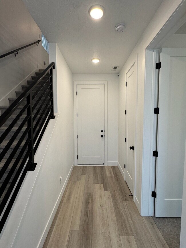 Building Photo - "Spacious 4-Bed Townhouse with Scenic Views & Rooftop Patio in American Fork!"