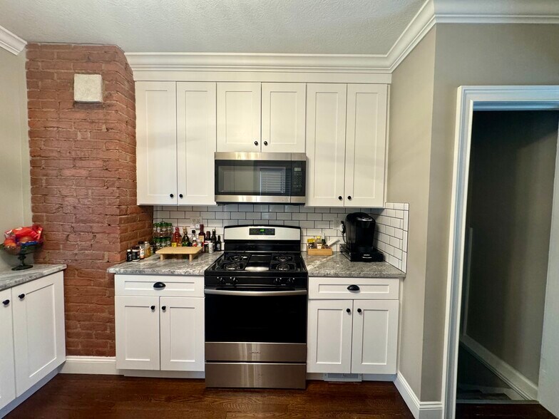 Building Photo - 17640 Larchwood Ave