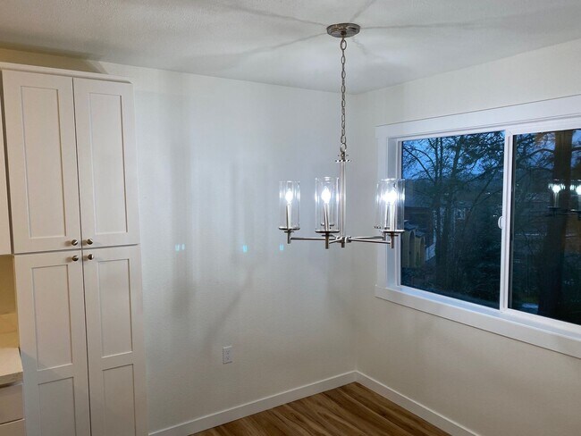 Building Photo - Updated 2bed/1bath Apartment in Prime Redmond Location!