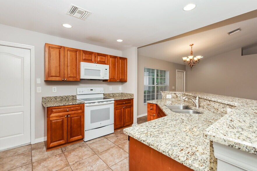Building Photo - 769 Oakridge Ave S