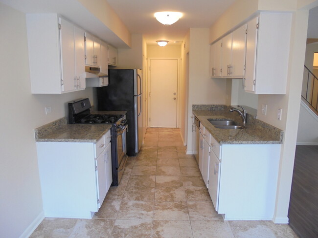 Building Photo - 302 Teak Ln