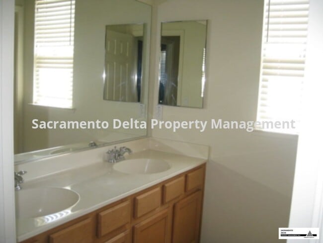 Building Photo - Spacious 3 Bed/2.5 Bath Home in a Great Lo...