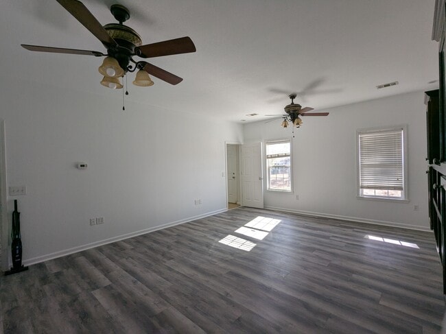 Building Photo - 1515 Hall Way