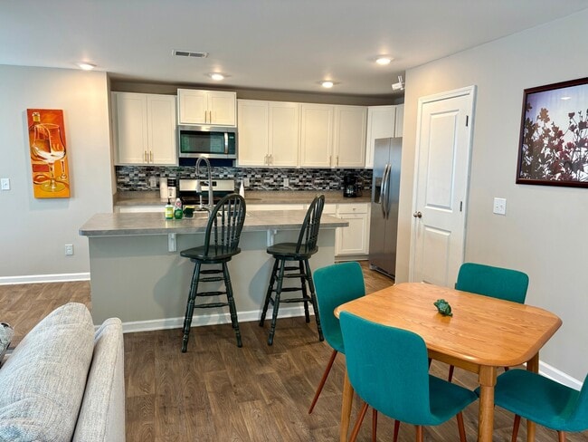 Building Photo - 194 Spencer Cir