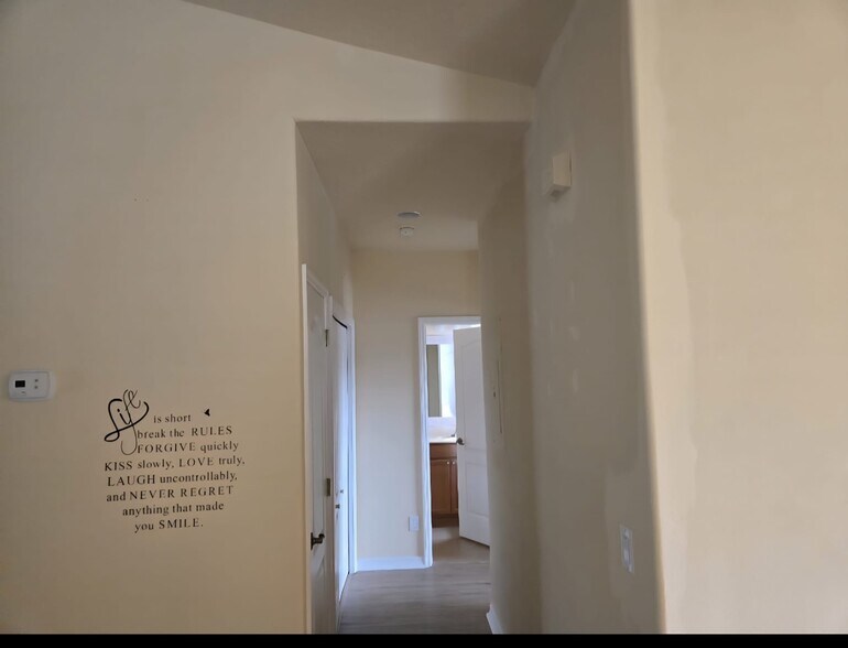 Building Photo - 1030 Venetian Dr