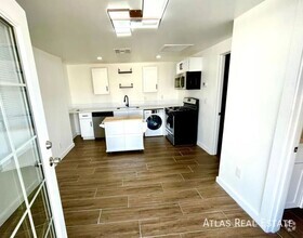 Building Photo - 2 WEEKS FREE-One Bedroom Apartment. Everyt...