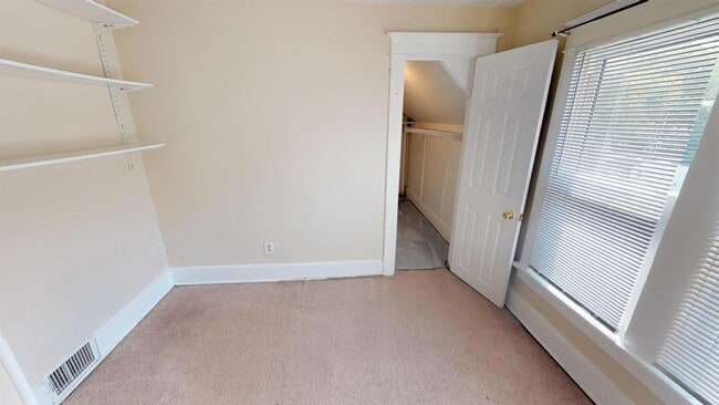 Building Photo - 822 Dewey Ave