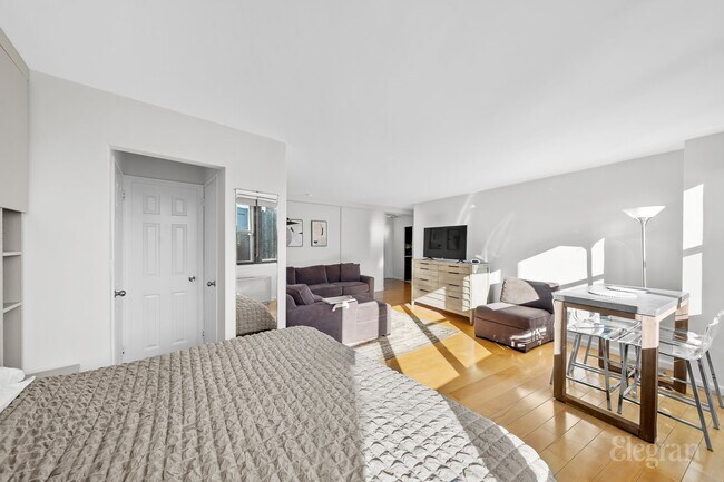 Building Photo - 225 E 36th St