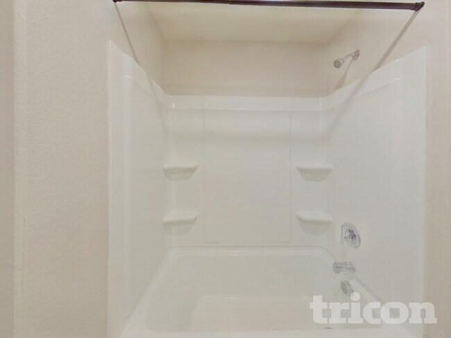 Building Photo - 2124 Southlea Dr