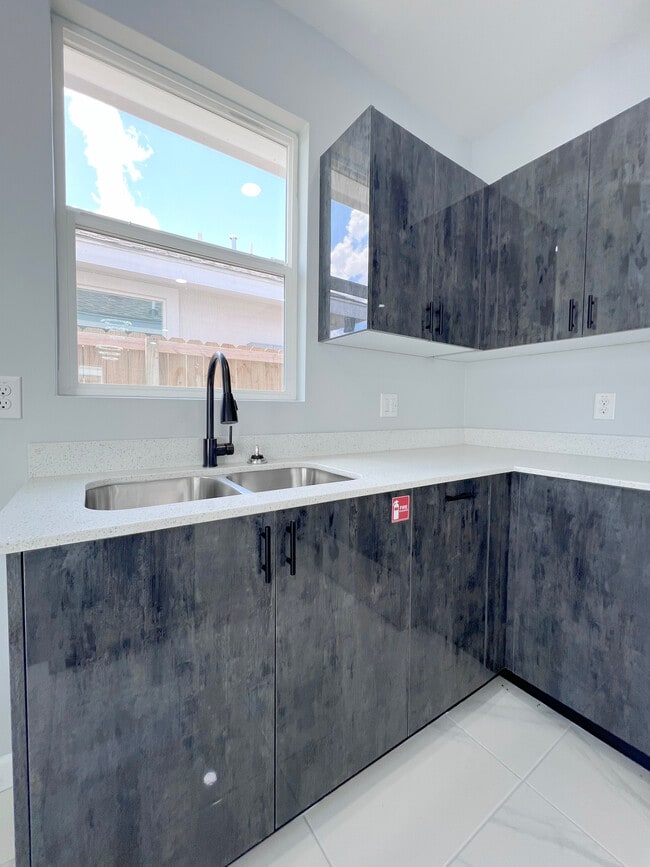 Building Photo - 913 N Woodson Ave