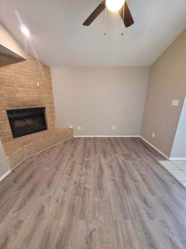 Building Photo - 2 bed 2 bath duplex unit