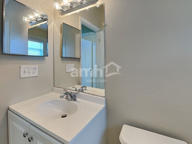 Building Photo - 29425 Crossland Dr