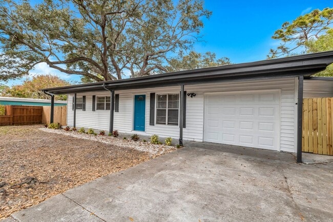Building Photo - Large 3bdrm/2bath Home with garage & carport ** Lots of room** $2200.00**