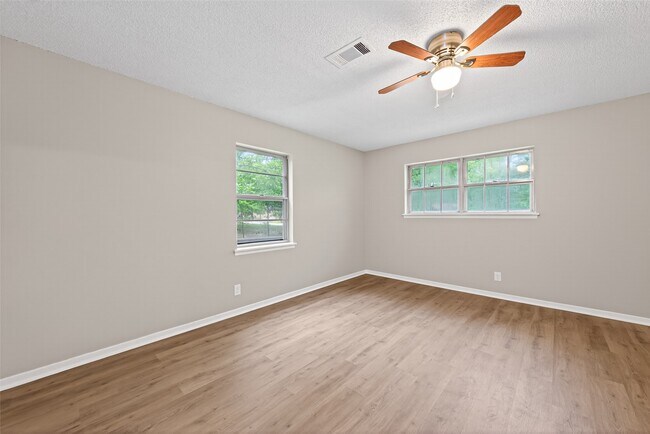 Building Photo - 315 Hollywood Dr