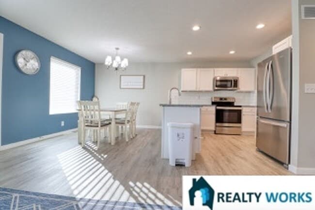 Building Photo - 3 Bedroom, 2.5 Bath townhome in great loca...