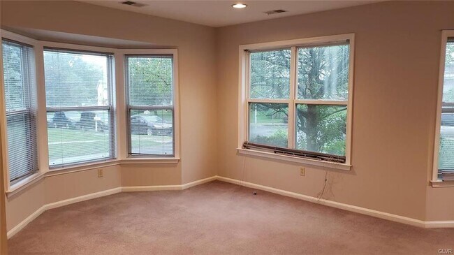 Building Photo - 1262 Forest Rd