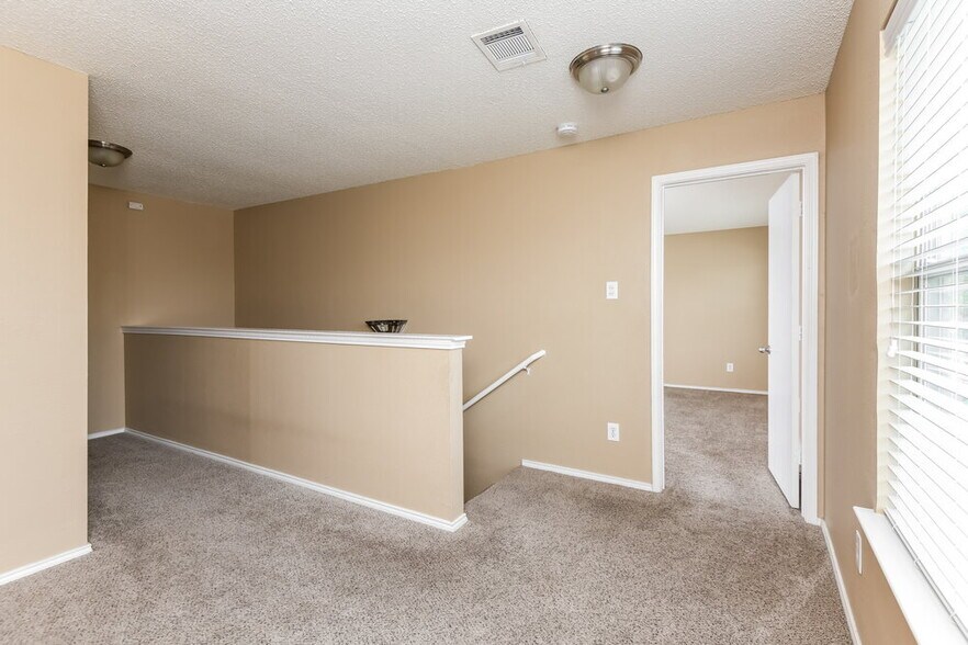 Building Photo - 949 Canary Dr