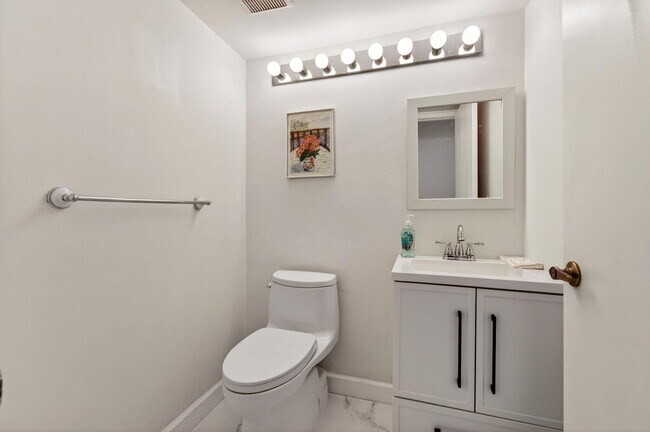 Building Photo - 7865 La Mirada Dr