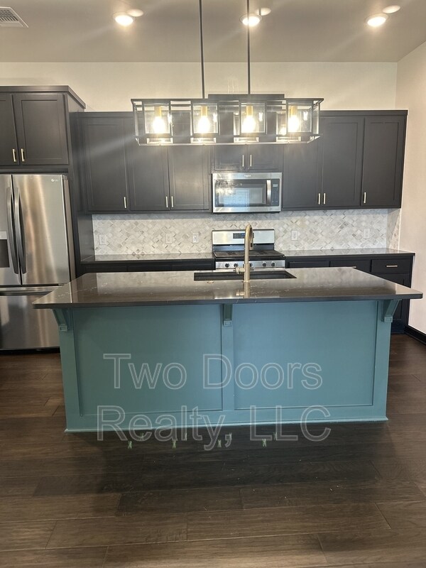 Building Photo - 2229 Roca Dr