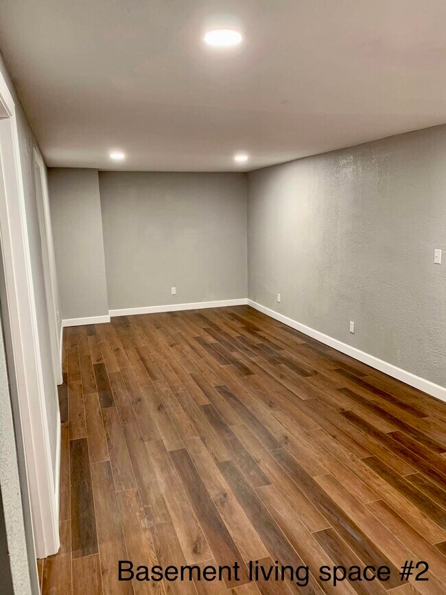 Building Photo - 2116 E Regency Plz