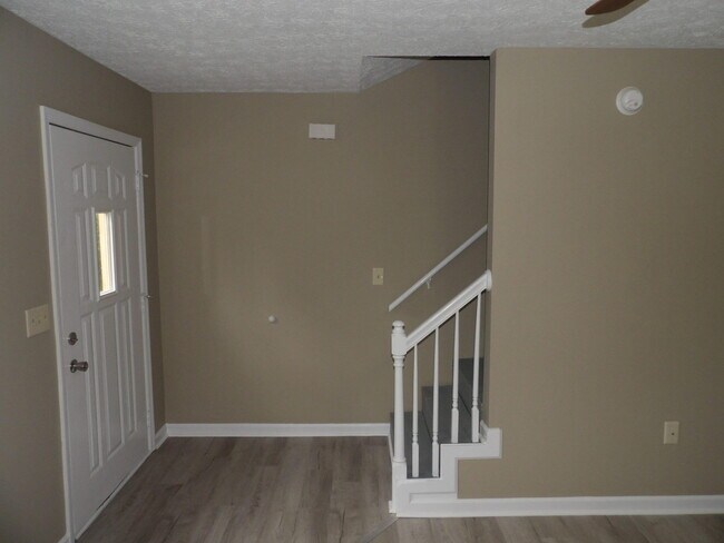 Building Photo - 244 Meadowview Dr