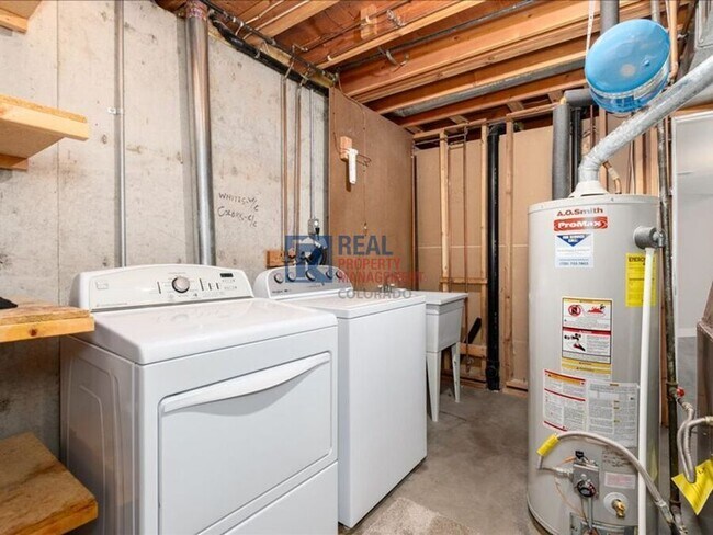 Building Photo - 1424 S Sierra Dr