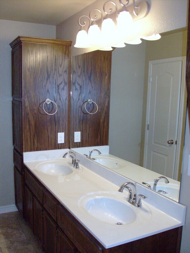 Building Photo - 3 bedroom 2 bath Duplex off Bunny Trail Killeen