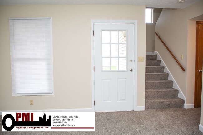 Building Photo - 3 Bedroom and 1.5 bathroom Duplex for Rent