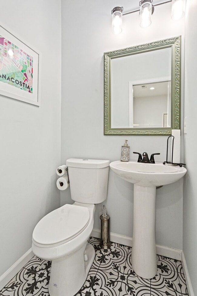 Building Photo - Amazing Anacostia Abode!
