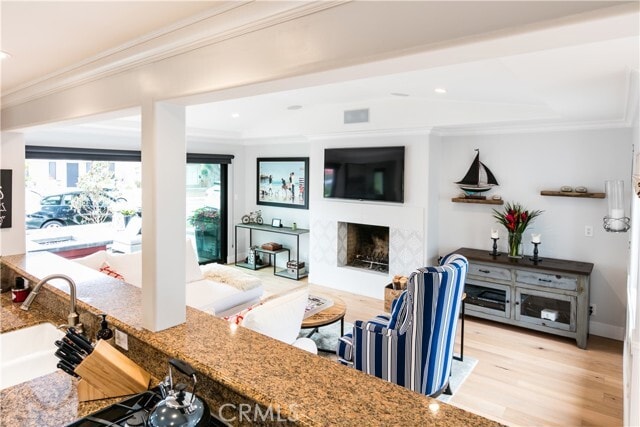 Building Photo - 617 Begonia Ave